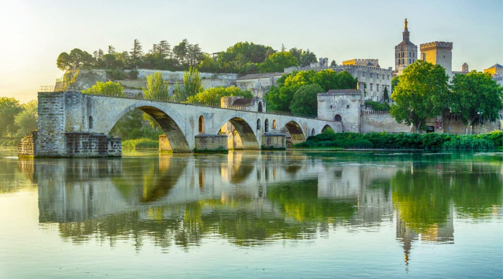 Pont Saint-Bénézet à Avignon sur le Rhône, avec la vieille ville en arrière-plan