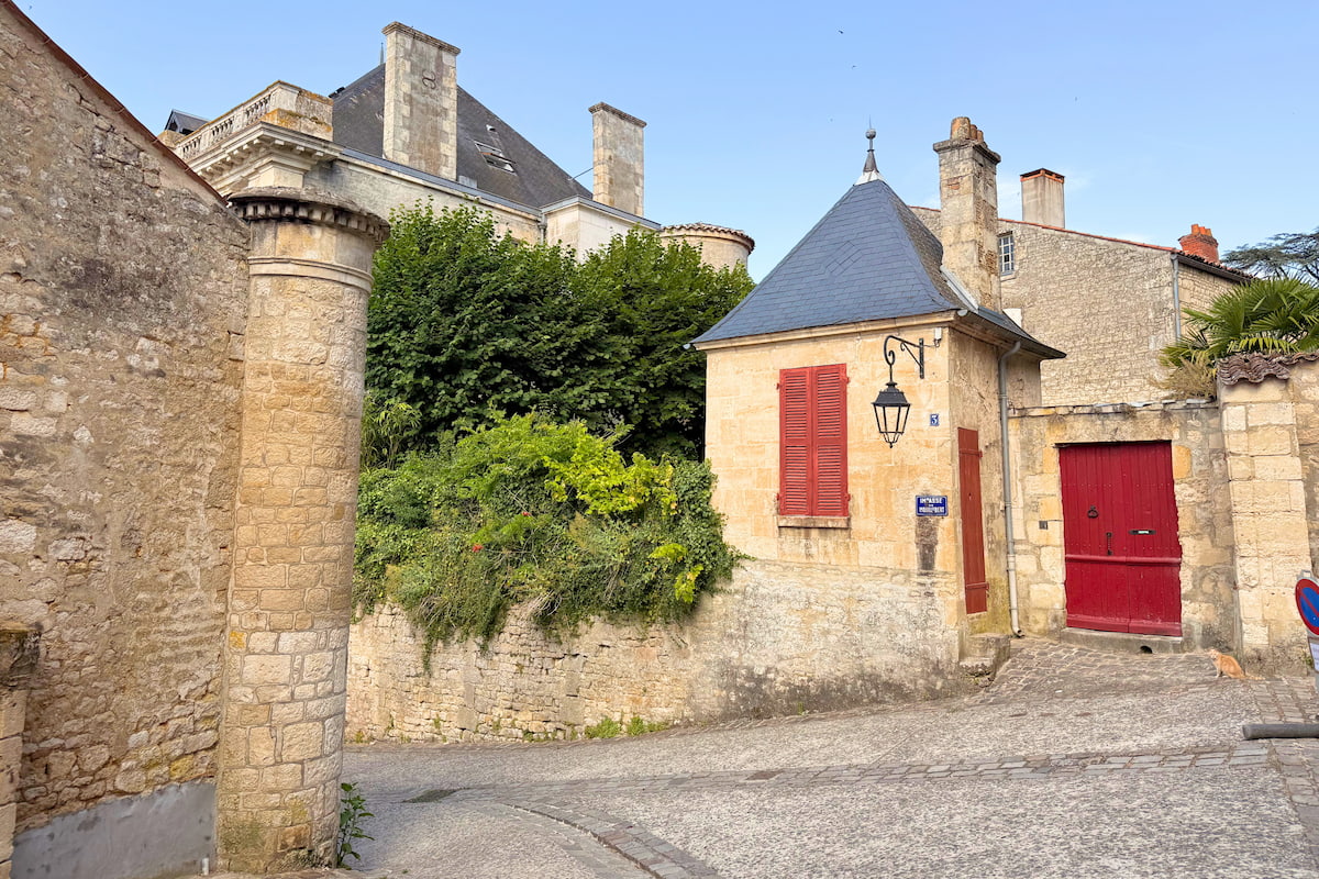 Ruelle pavée bordée de maisons anciennes en pierre dans le centre historique de Fontenay-le-Comte