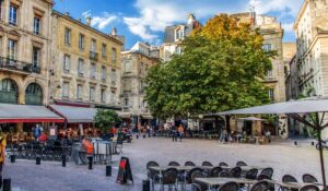 Terrasses de Bordeaux sous le soleil, dans le coeur historique