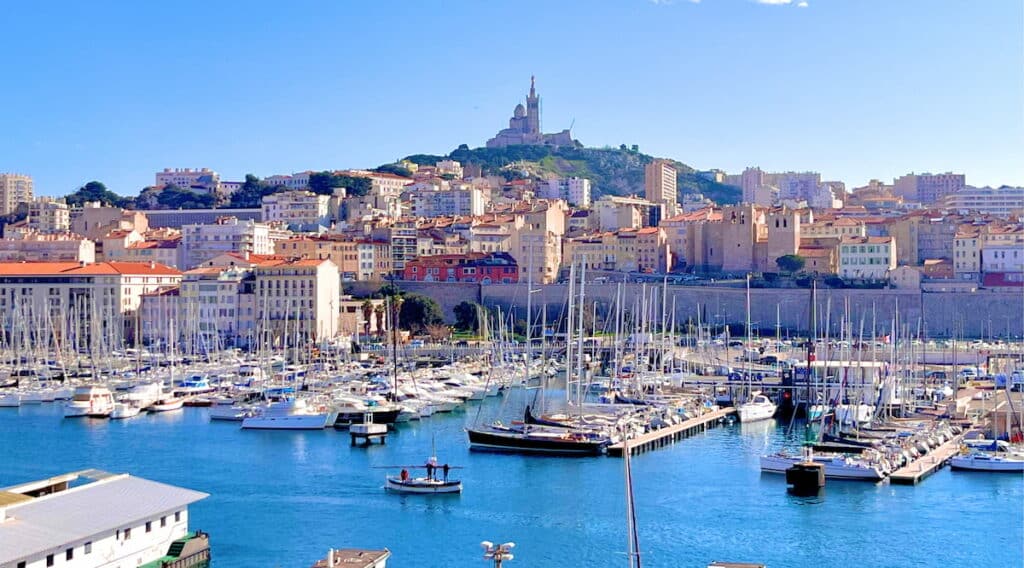 Vue sur le Vieux-Port de Marseille avec Notre-Dame de la Garde en arrière-plan