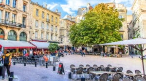 Terrasses de la place Saint-Pierre dans le centre historique de Bordeaux
