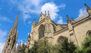 Basilique Saint-Michel à Bordeaux sous le soleil