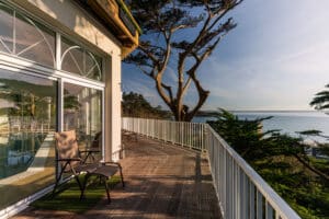 Laissez-vous tenter par les terrasses en cascade et la vue mer de l’hôtel Ti al Lannec à Trébeurden, dans la baie de Lannion. @ThéoCohen