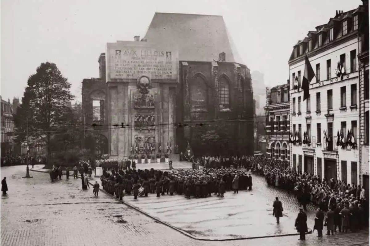 Cérémonie commémorative devant le Monument aux Morts du Palais Rihour à Lille en 1932 © Alain Cadet - Lille Zigzag