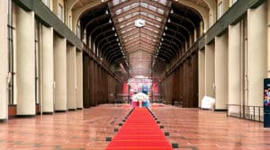 La grande Nef de la Cité du Cinéma à Saint-Denis avec son architecture industrielle et un tapis rouge