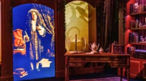 Le personnage de Jean de La Fontaine dans un décor de la Cité Immersive des Fables à Paris
