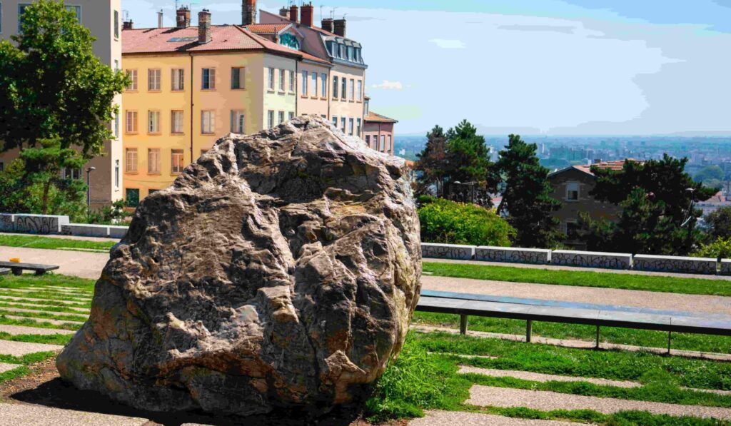Gros Caillou sur l'esplanade de Croix-Rousse