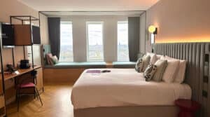 Chambre du H4 Wyndham Paris Pleyel au 37e étage avec vue panoramique sur Paris