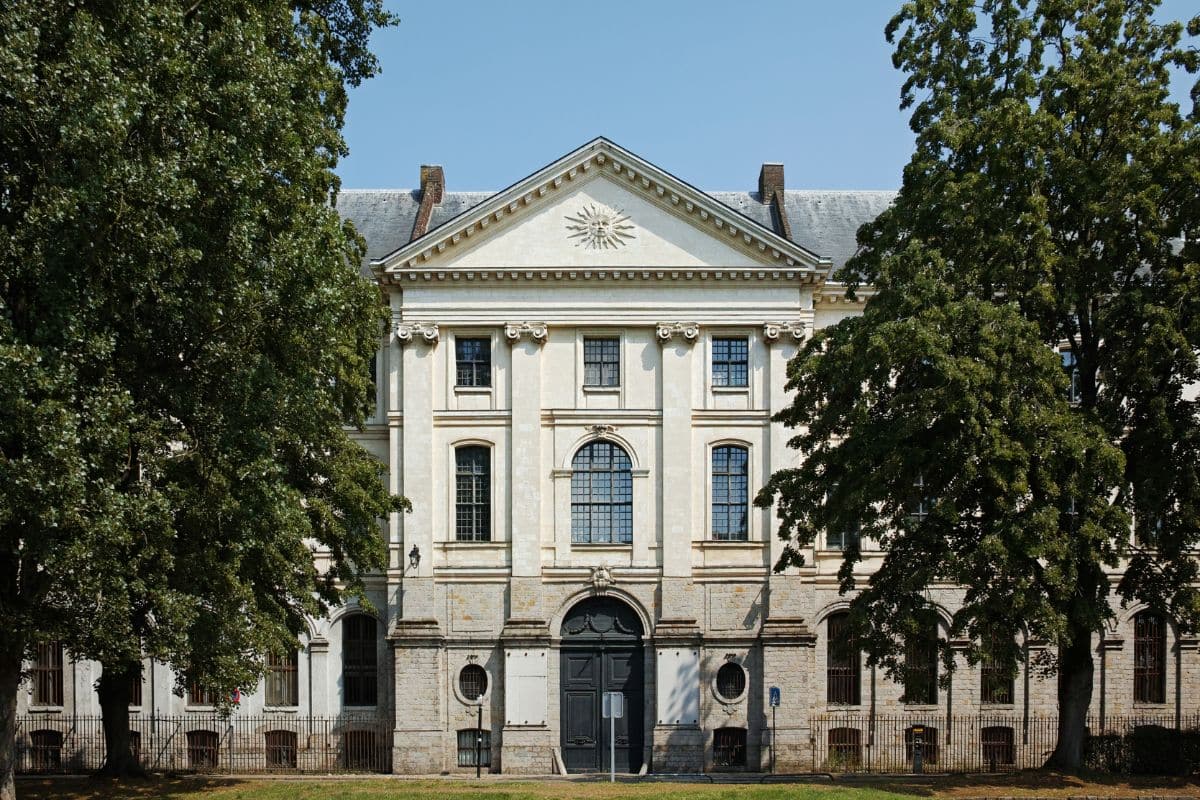 Le porche de l'ancien Hospice général de Lille - Lille Zigzag