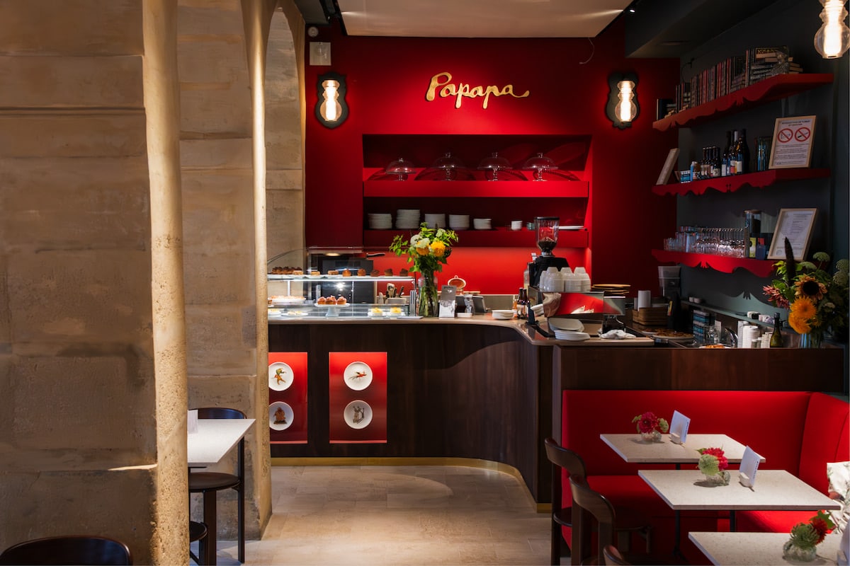 Comptoir rouge du café Papapa installé dans la Maison Victor Hugo à Paris