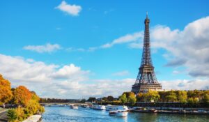Panoramas de Paris sous le soleil en bord de Seine
