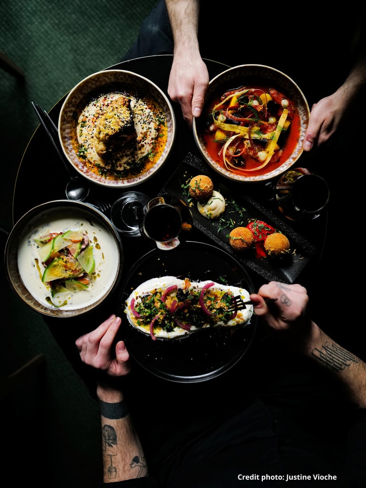 Plusieurs plats du chef du Melville servis à partager au centre de la table