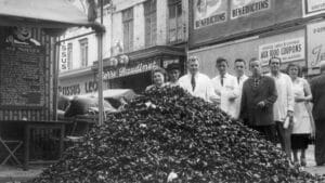 Tas de moules du restaurant Aux Moules en 1970 © Good Morning Lille - Lille Zigzag