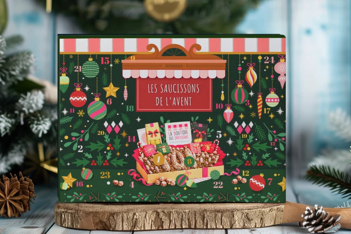 Calendrier de l'Avent 2026 de La Boutique des Saucissons, décoré de boules de Noël rouges et vertes.