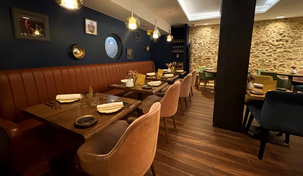 La Table de Norbert : décoration et murs bleu roi