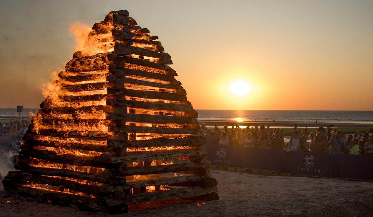 Feu de la Saint-Jean au bord de la mer aujourd'hui