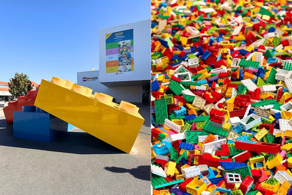Bâtiment de LEGO House à Billund avec des briques LEGO géantes colorées devant l'entrée.