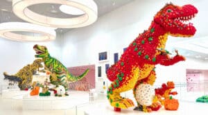 Trois dinosaures géants en briques LEGO exposés à LEGO House à Billund, au Danemark