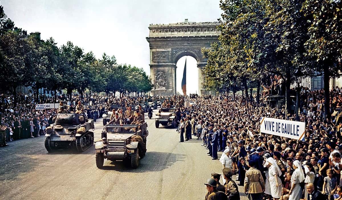 Libération de Paris sur les Champs-Élysées, colorisée