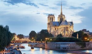 Notre-Dame de Paris au crépuscule