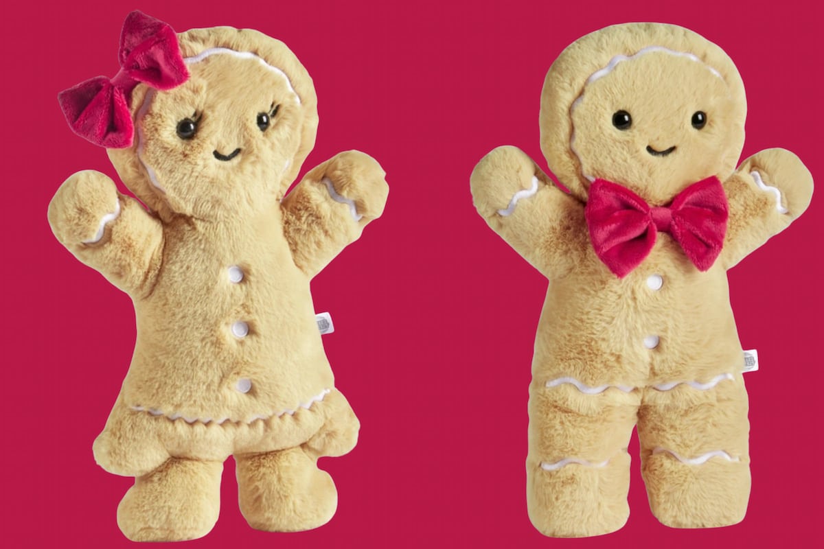 Deux peluches bonhomme pain d’épices de 40 cm, avec nœud rose sur la tête ou nœud papillon, proposées chez Smyths Toys.